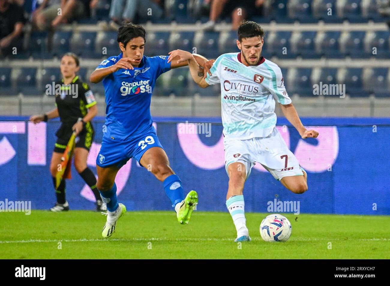 Agustin Martegani di Salernitana combatte per la palla contro Youssef Maleh di Empoli durante la partita Empoli FC vs US Salernitana, calcio italiano di serie A A Empoli, Italia, settembre 27 2023 Foto Stock