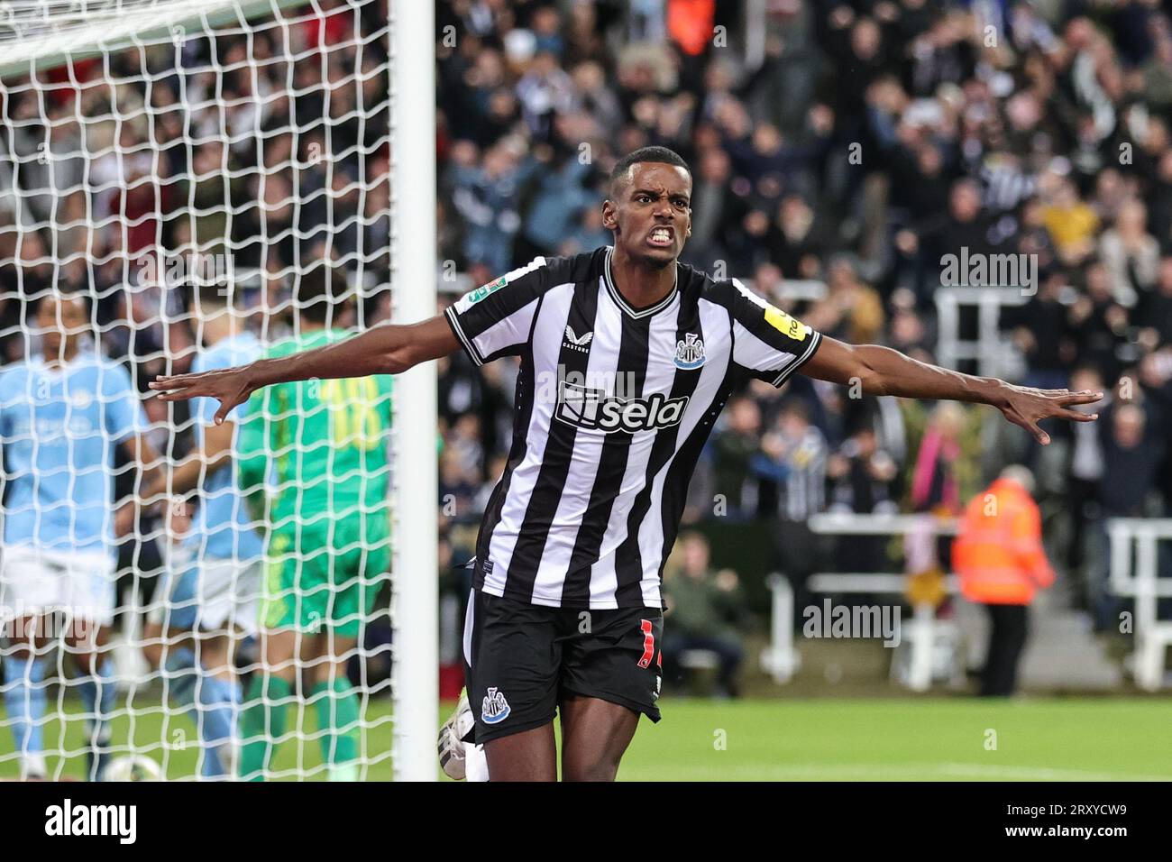 Alexander Isak n. 14 del Newcastle United celebra il suo obiettivo di raggiungere il 1-0 durante la partita del terzo turno della Carabao Cup Newcastle United contro Manchester City a St. James's Park, Newcastle, Regno Unito, 27 settembre 2023 (foto di Mark Cosgrove/News Images) Foto Stock