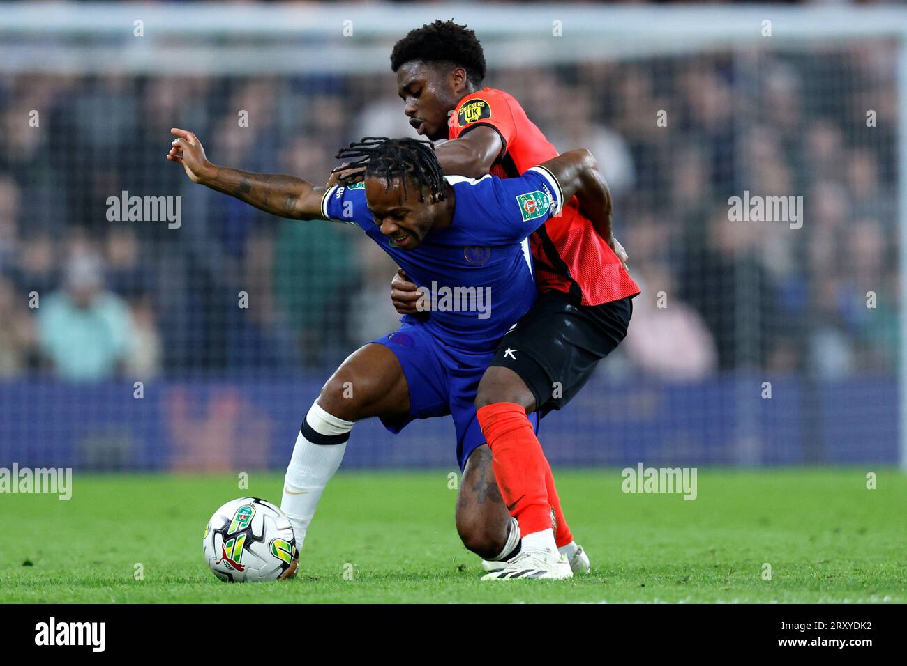 Raheem Sterling del Chelsea (a sinistra) e Tariq Lamptey di Brighton e Hove Albion si battono per il pallone durante la partita del terzo turno della Carabao Cup a Stamford Bridge, Londra. Data foto: Mercoledì 27 settembre 2023. Foto Stock