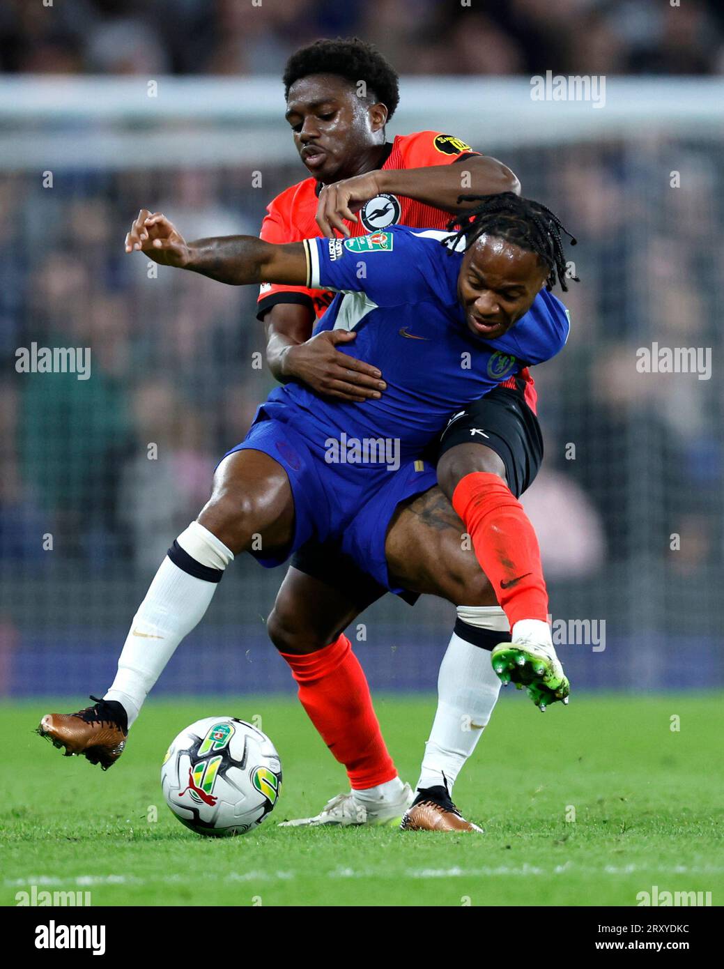 Raheem Sterling del Chelsea e Tariq Lamptey di Brighton e Hove Albion si battono per il pallone durante la partita del terzo turno della Carabao Cup a Stamford Bridge, Londra. Data foto: Mercoledì 27 settembre 2023. Foto Stock