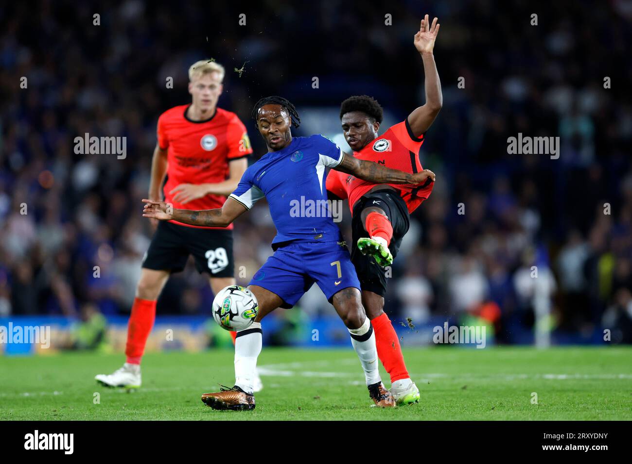 Raheem Sterling del Chelsea (a sinistra) e Tariq Lamptey di Brighton e Hove Albion si battono per il pallone durante la partita del terzo turno della Carabao Cup a Stamford Bridge, Londra. Data foto: Mercoledì 27 settembre 2023. Foto Stock