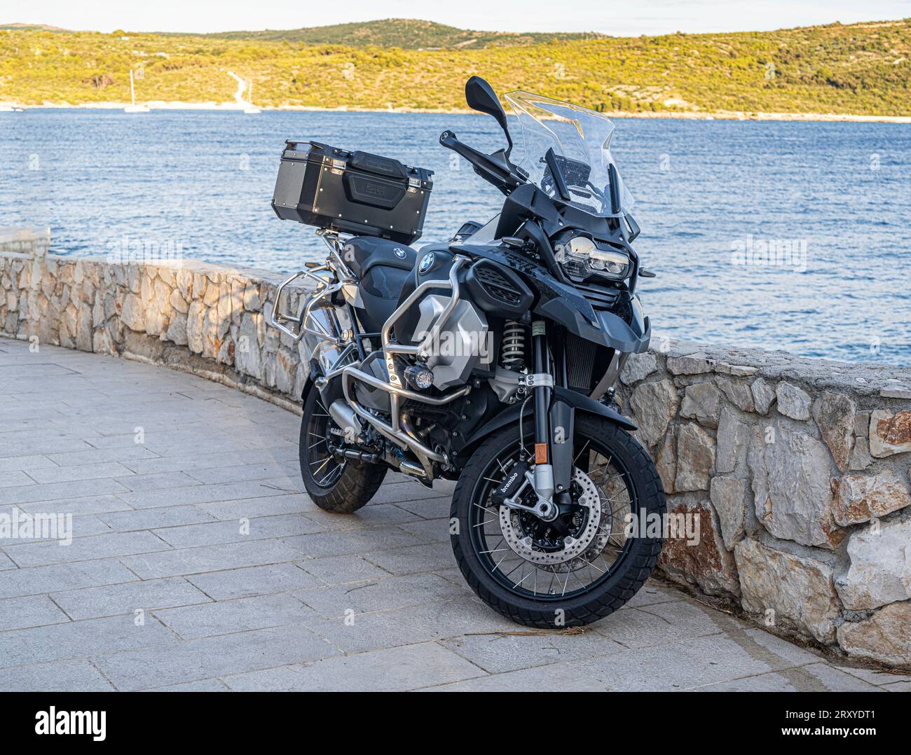 Una motocicletta BMW è parcheggiata sull'argine di Primosten, Croazia. Foto Stock