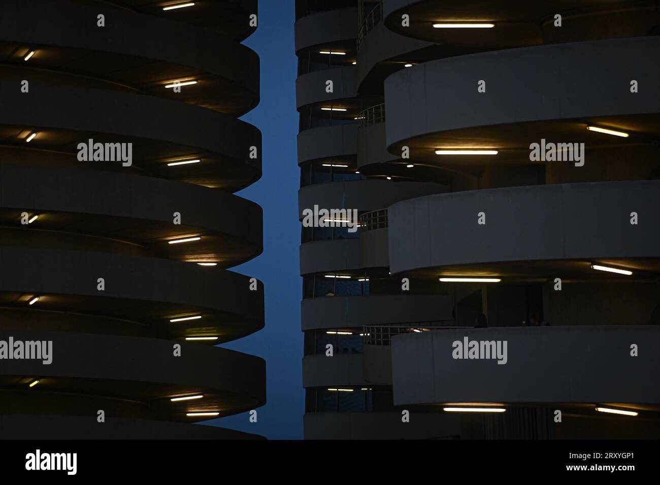 Una visione generale dello stadio di San Siro Meazza illuminata la sera prima della partita di serie A FC Internazionale vs Sassuolo allo Stadio San Siro di Milano, Italia, il 27 settembre 2023 Foto Stock