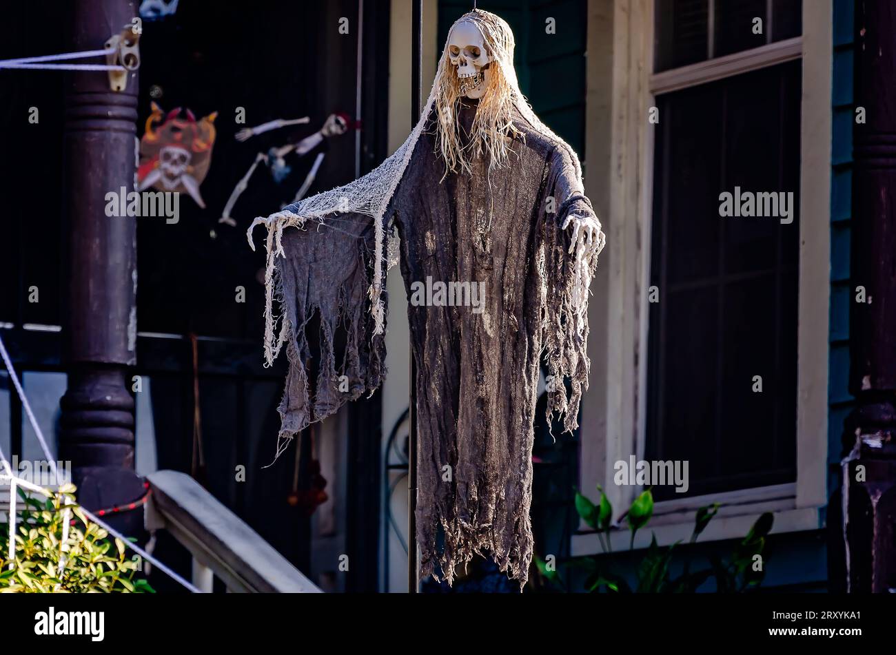 Uno scheletro è appeso al portico anteriore di una casa, 23 settembre 2023, a Mobile, Alabama. Molte persone hanno già iniziato a decorare per Halloween. Foto Stock