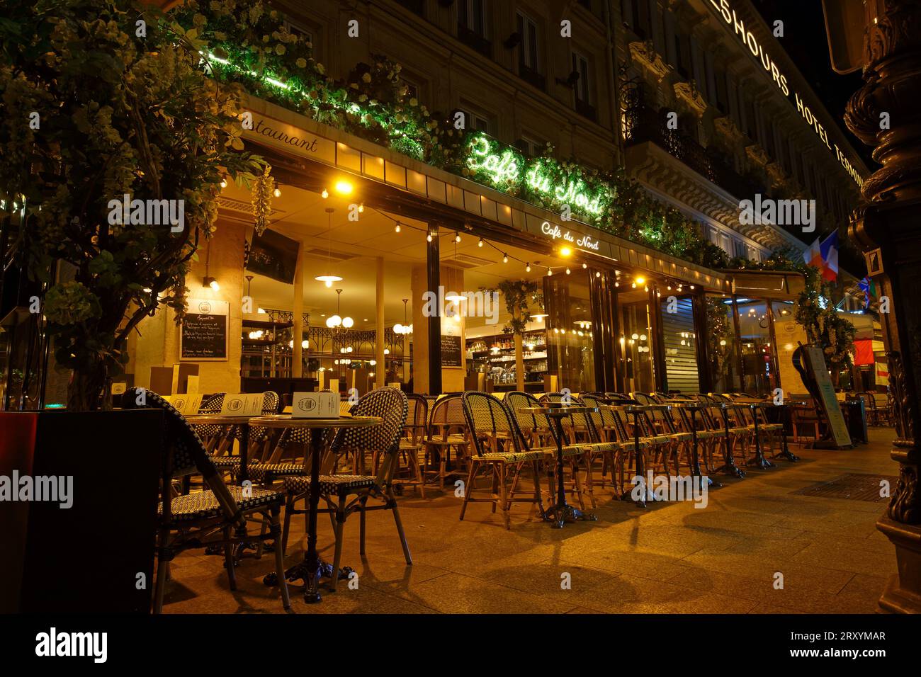 Parigi, Francia-24 settembre 2023: Il tradizionale caffè francese du Nord situato vicino alla stazione ferroviaria Gare du Nord di Parigi. Foto Stock