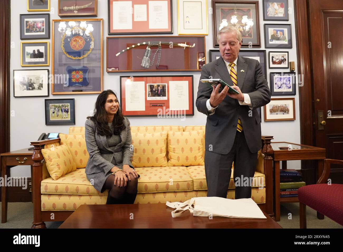 Lindsey Graham, senatore anziano degli Stati Uniti della Carolina del Sud, con il suo regalo da parte del Segretario degli interni Suella Braverman mentre si incontrano nel suo ufficio a Capitol Hill, Washington DC, durante la sua visita di tre giorni negli Stati Uniti. Data foto: Mercoledì 27 settembre 2023. Foto Stock