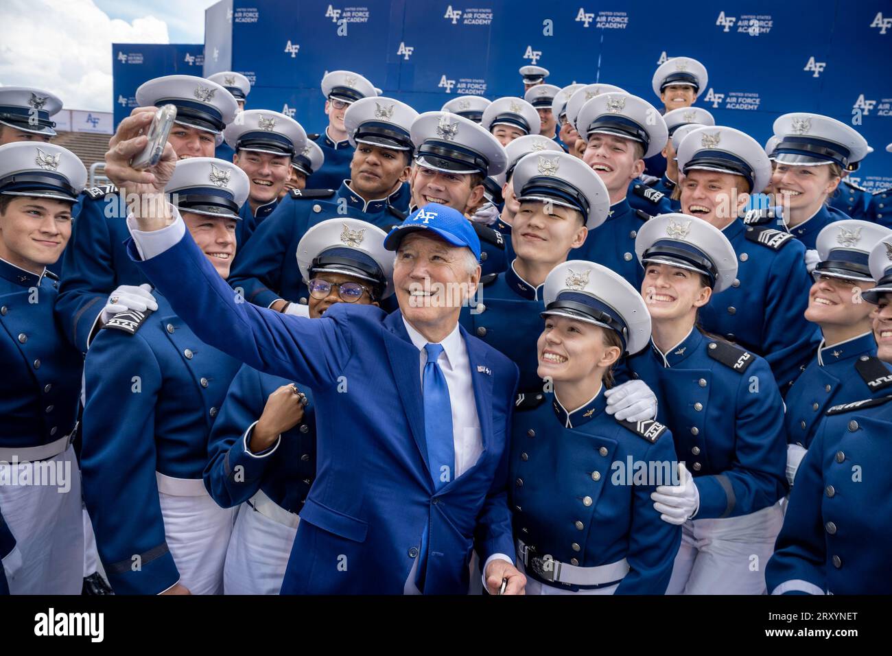 1° giugno 2023, Colorado Springs, Colorado, USA: Il presidente JOE BIDEN posa per un selfie con un gruppo di cadetti mentre lascia il Falcon Stadium a seguito della cerimonia di inizio della U.S. Air Force, giovedì 1° giugno 2023, a Colorado Springs, Colorado. (Immagine di credito: © Adam Schultz/Casa Bianca/ZUMA Press Wire) SOLO USO EDITORIALE! Non per USO commerciale! Foto Stock