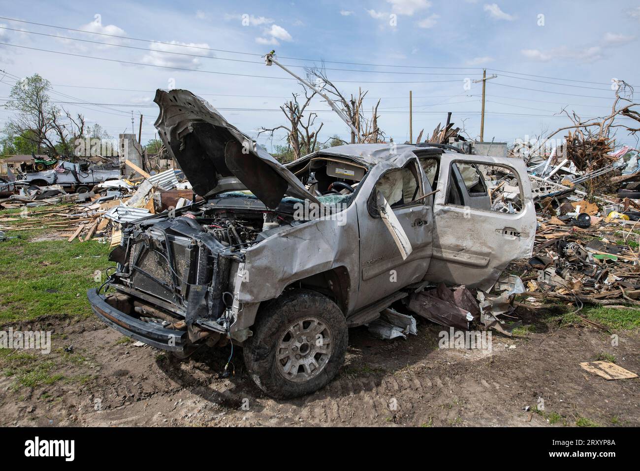 Rolling Fork, Stati Uniti d'America. 12 aprile 2023. Le conseguenze di case e veicoli distrutti da detriti settimane dopo un tornado EF4 che ha attraversato il profondo sud, il 12 aprile 2023 a Rolling Fork, Mississippi. Il massiccio tornado ha distrutto la maggior parte di Rolling Fork, uccidendo 17 persone e ferendone almeno 165 il 24 marzo. Crediti: Lance Cheung/USDA Media/Alamy Live News Foto Stock