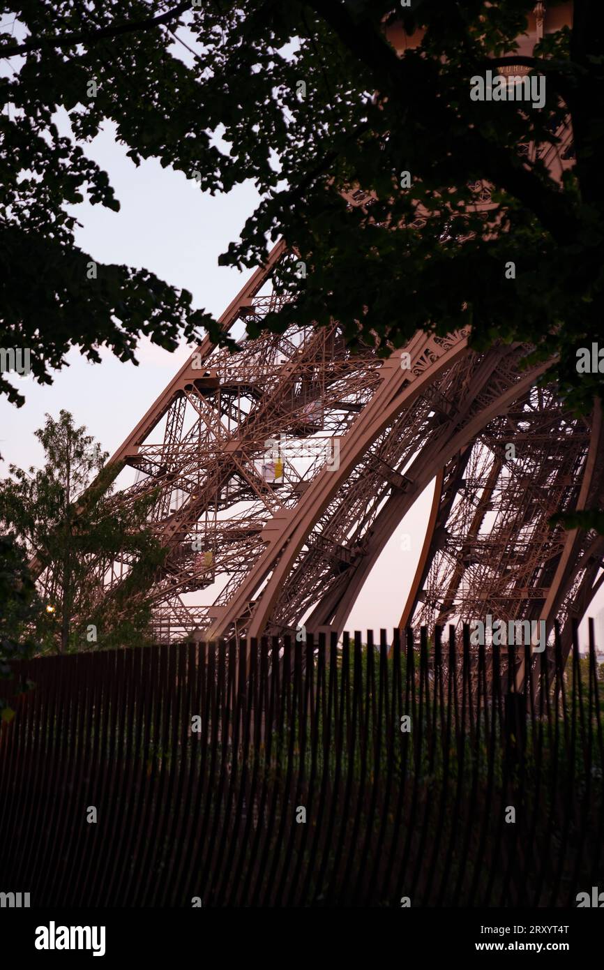 Una prospettiva diversa della Torre Eiffel, Champs de Mars, Parigi, Francia Foto Stock