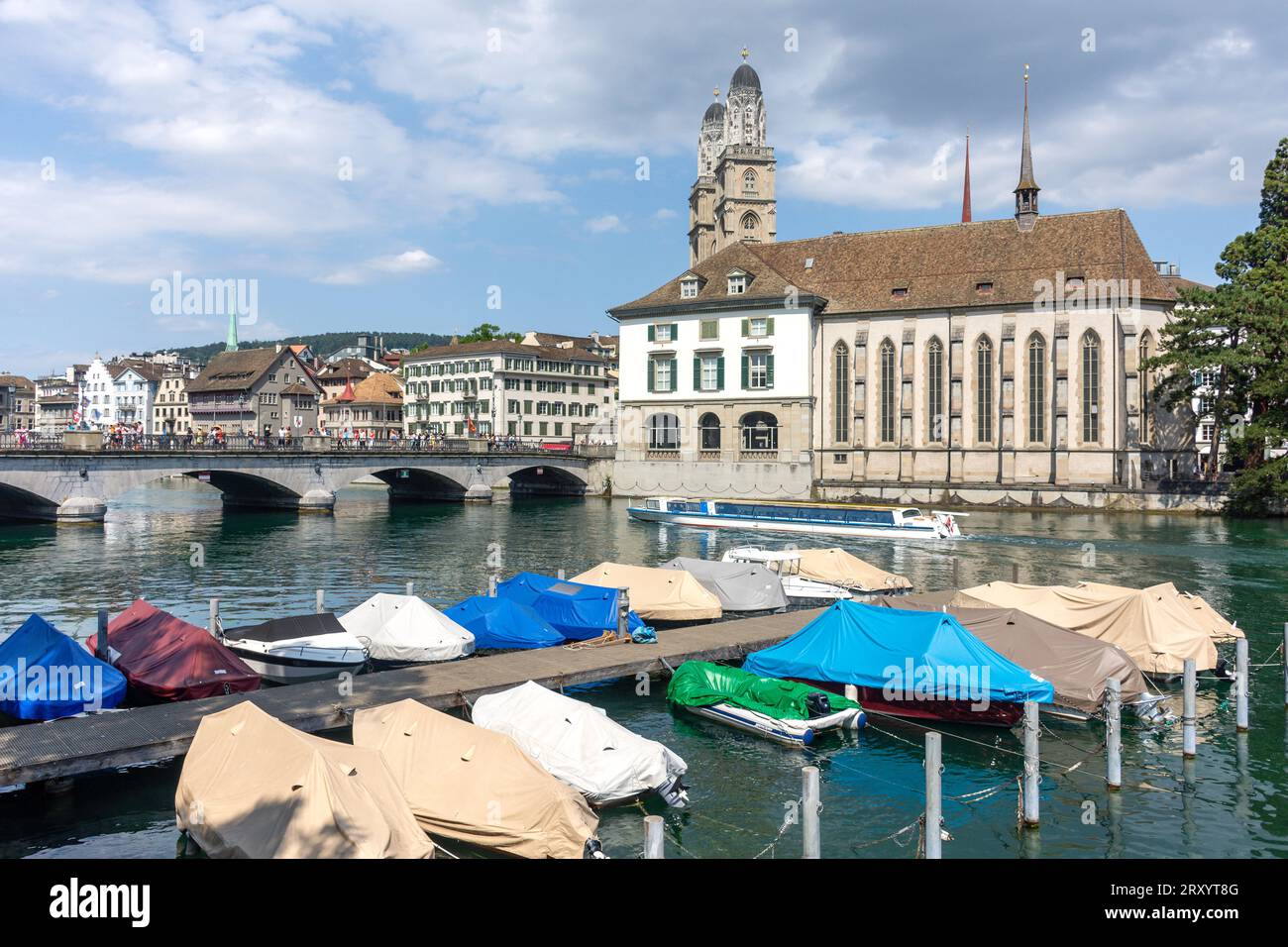 Barca da crociera sul fiume Limmat, Altstadt (città vecchia), città di Zürich, Zürich, Svizzera Foto Stock