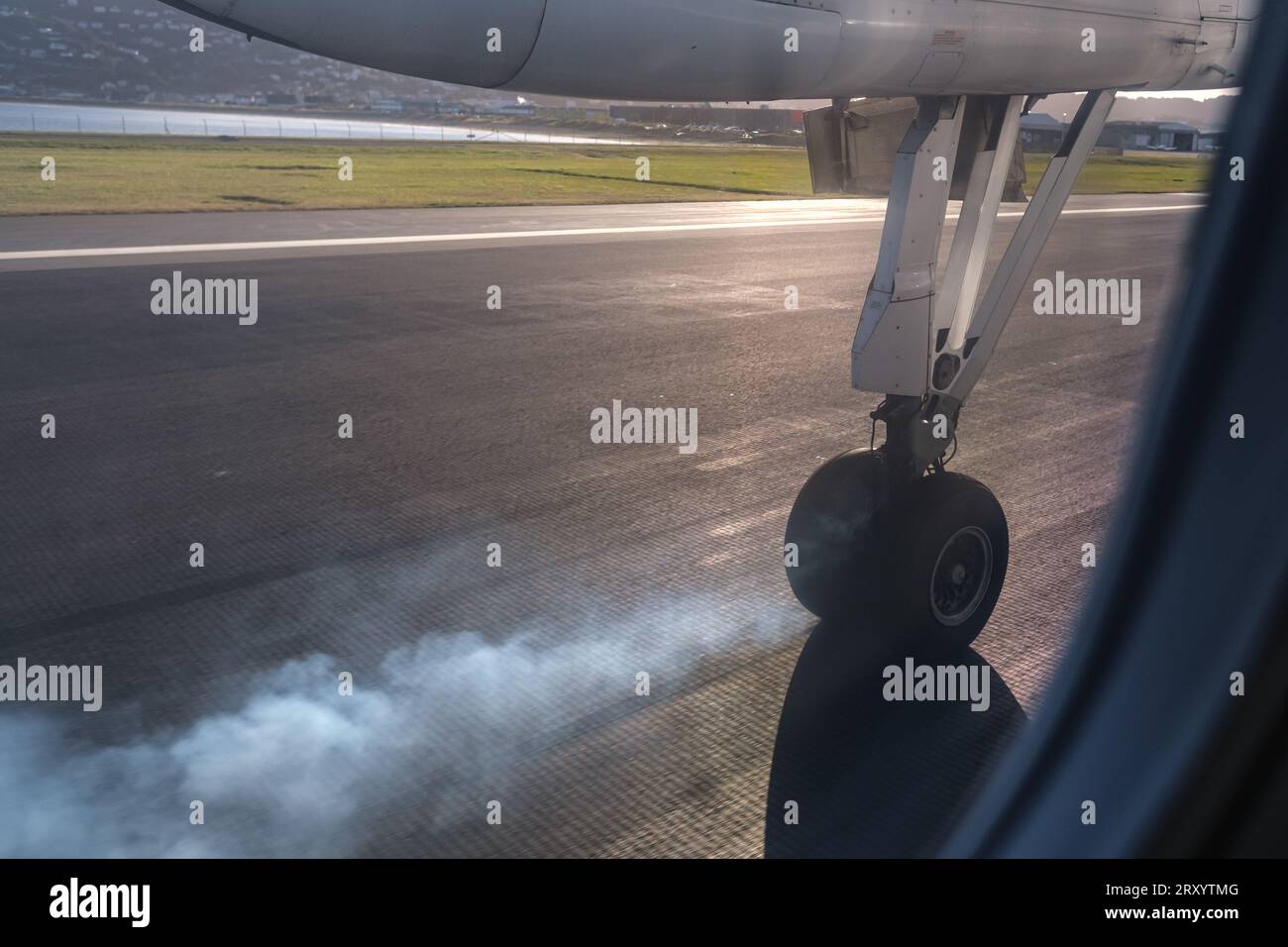 Il pneumatico aeroplano fuma mentre tocca la pista dell'aeroporto di Wellington Foto Stock
