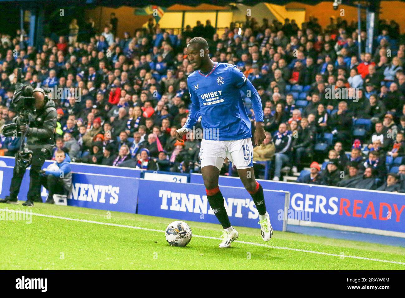27 settembre 23. Glasgow, Regno Unito. I Rangers FC giocano contro il Livingstone FC nei quarti di finale della Viaplay Cup allo stadio Ibrox, Glasgow, Scozia, Regno Unito. Il vincitore arriverà ai play-off di Hampden più avanti nel corso dell'anno. Crediti: Findlay/Alamy Live News Foto Stock