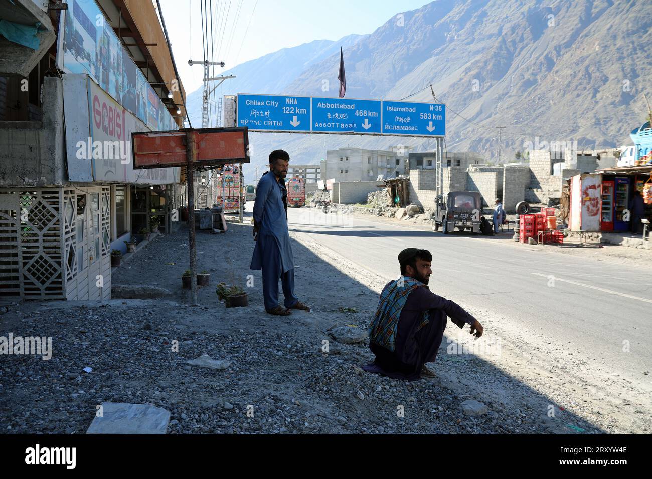 Indicazioni stradali sull'autostrada Karakoram a Gilgit Baltistan nel Pakistan settentrionale Foto Stock