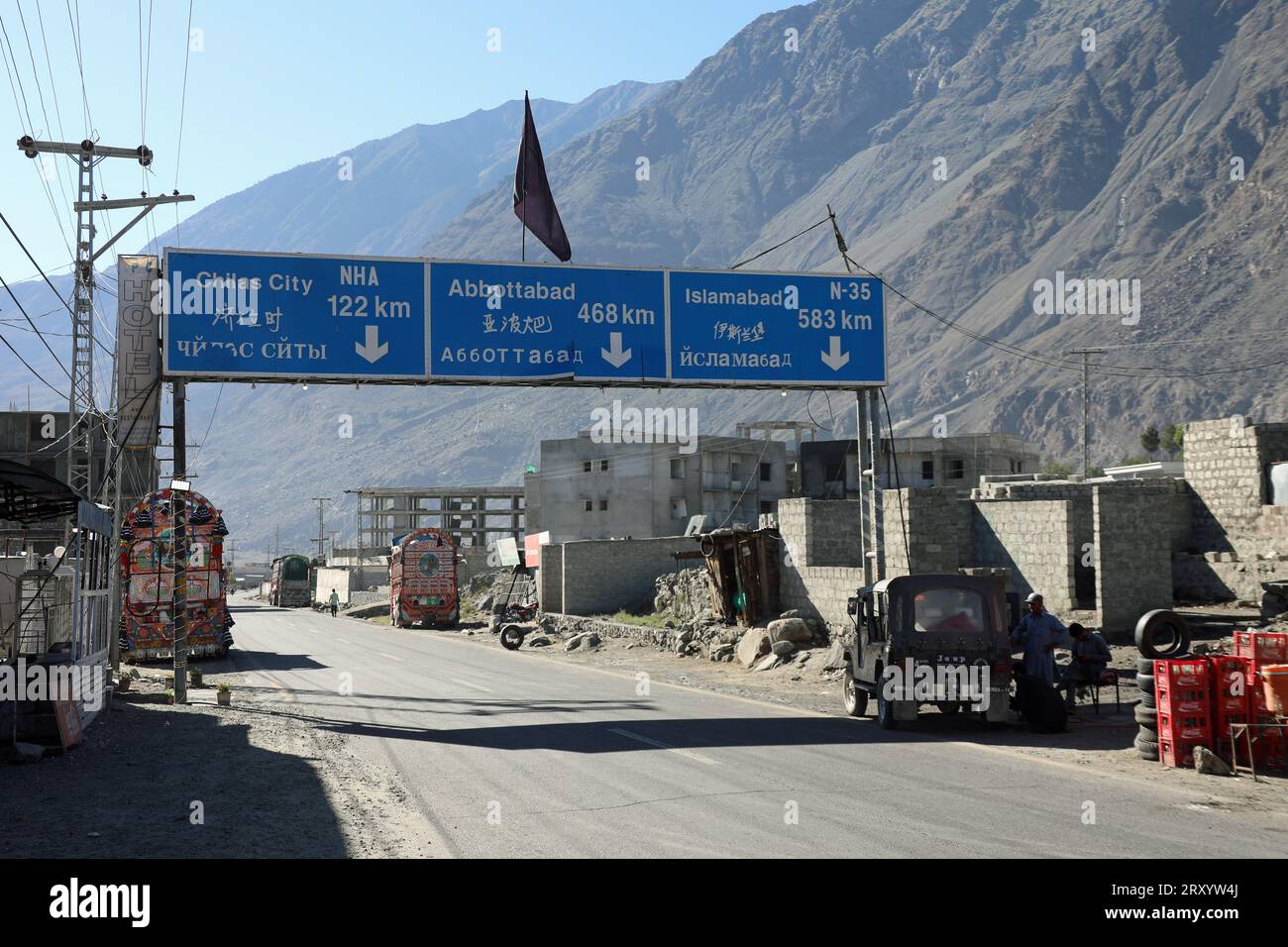 Indicazioni stradali sull'autostrada Karakoram a Gilgit Baltistan nel Pakistan settentrionale Foto Stock