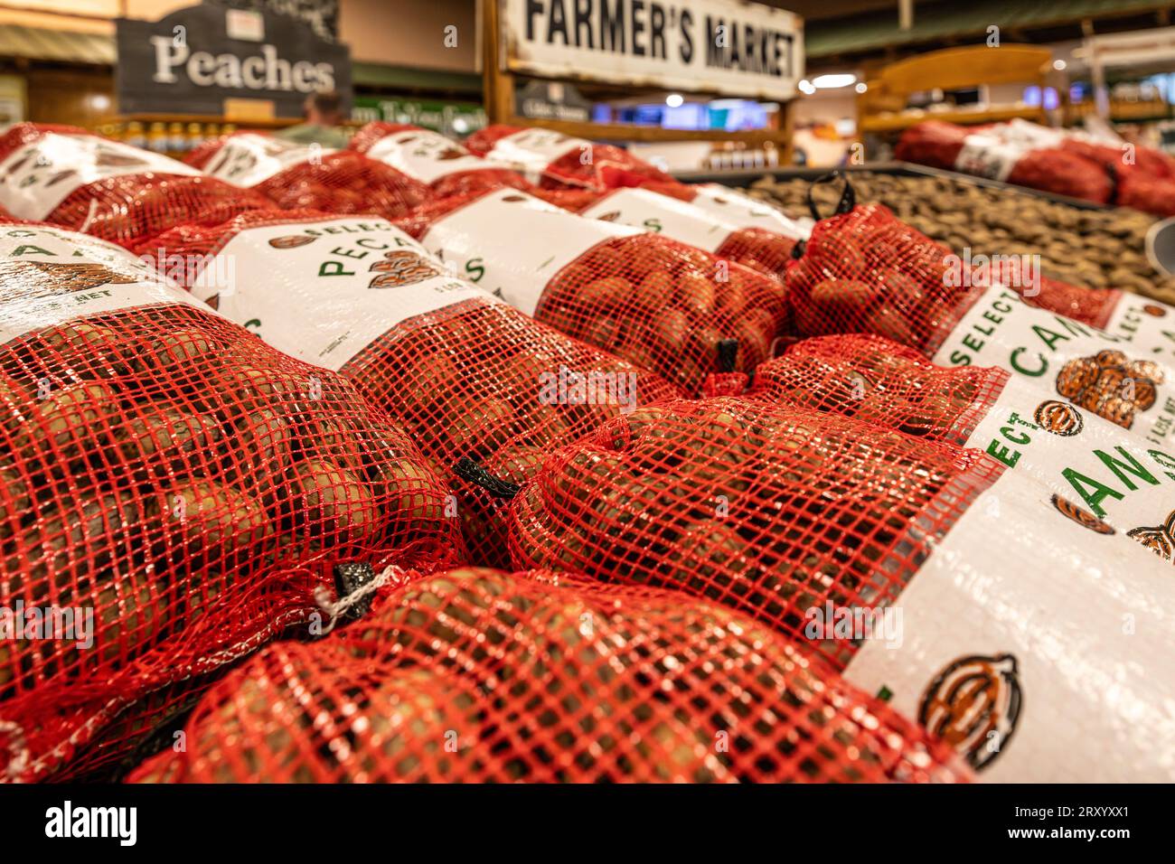 Sacchi di noci pecan della Georgia presso il Lane Southern Orchards Farm Store di Peach County, Georgia. (USA) Foto Stock