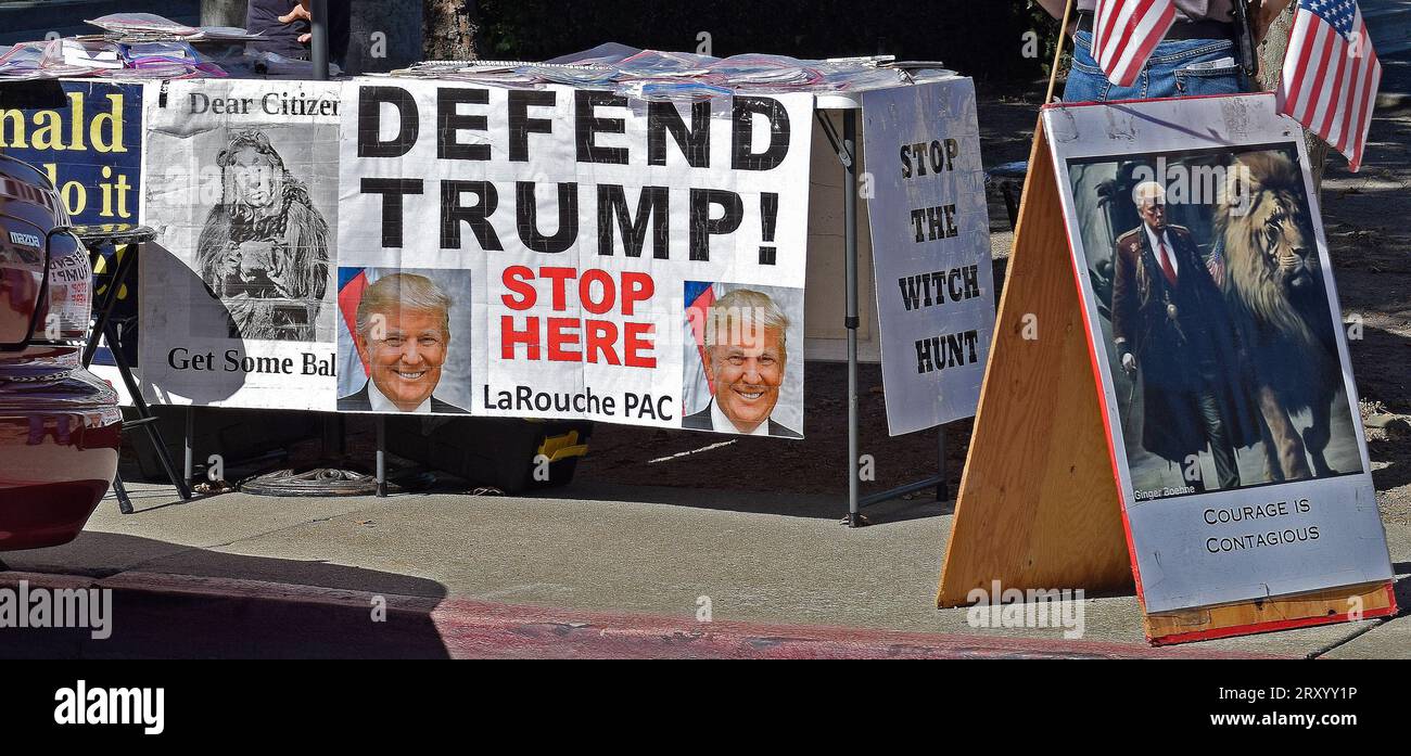 Sostenere e difendere l'ex presidente, Donald Trump tavolo allestito sul marciapiede nella contea di Alameda, California Foto Stock