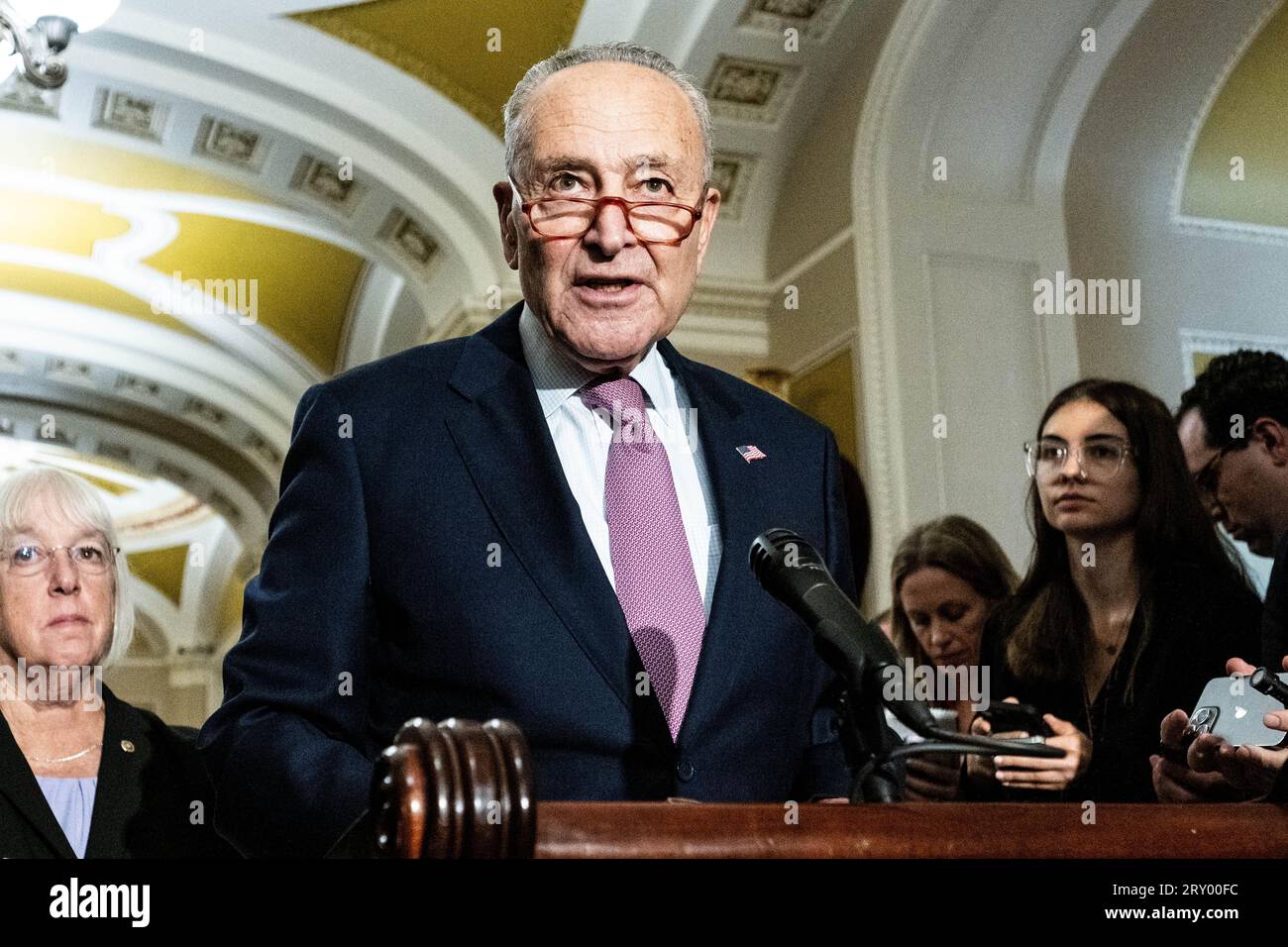 Il leader della maggioranza del Senato Chuck Schumer (D-NY) parla a una conferenza stampa al Campidoglio degli Stati Uniti. Foto Stock