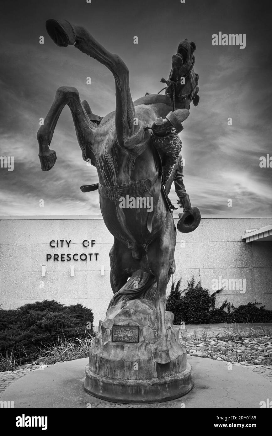 "Early Rodeo", scultura cowboy del rodeo in bronzo dell'artista Richard Terry, si erge davanti al municipio di Prescott, Arizona, per celebrare i 100 anni di rodeo Foto Stock