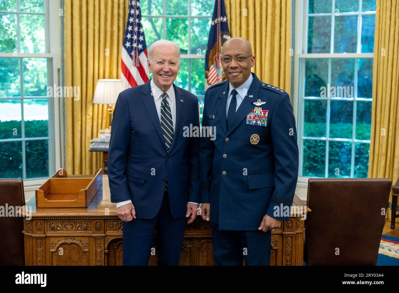 25 maggio 2023 - Washington, DC, USA - il presidente Joe Biden saluta il suo candidato come prossimo presidente dei Joint Chiefs of staff, generale dell'Air Force Charles Q. Brown Jr., giovedì 25 maggio 2023, nell'ufficio ovale della Casa Bianca. (Immagine di credito: © Adam Schultz/Casa Bianca/ZUMA Press Wire) SOLO USO EDITORIALE! Non per USO commerciale! Foto Stock