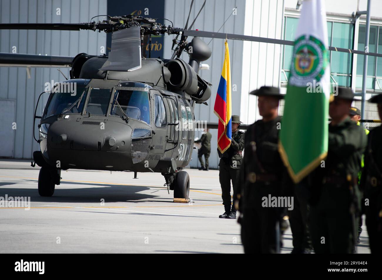 Uno dei 3 elicotteri UH60 Black Hawk è parcheggiato sul piazzale durante un evento presso la CATAM - Airbase di Bogotà, dove l'ambasciata degli Stati Uniti d'America in Colombia ha dato 3 Lockheed Martin UH60 Black Hawk per migliorare le operazioni antinarcotiche, il 27 settembre 2023. Foto di: Chepa Beltran/Long Visual Press Foto Stock