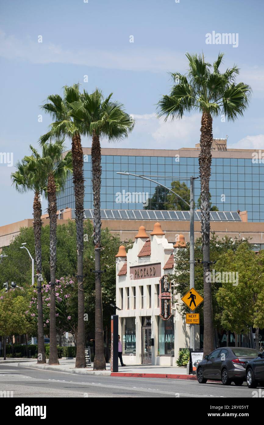 Anaheim, California, USA - 15 agosto 2021: La luce del pomeriggio splende sul corridoio storico del centro di Anaheim. Foto Stock