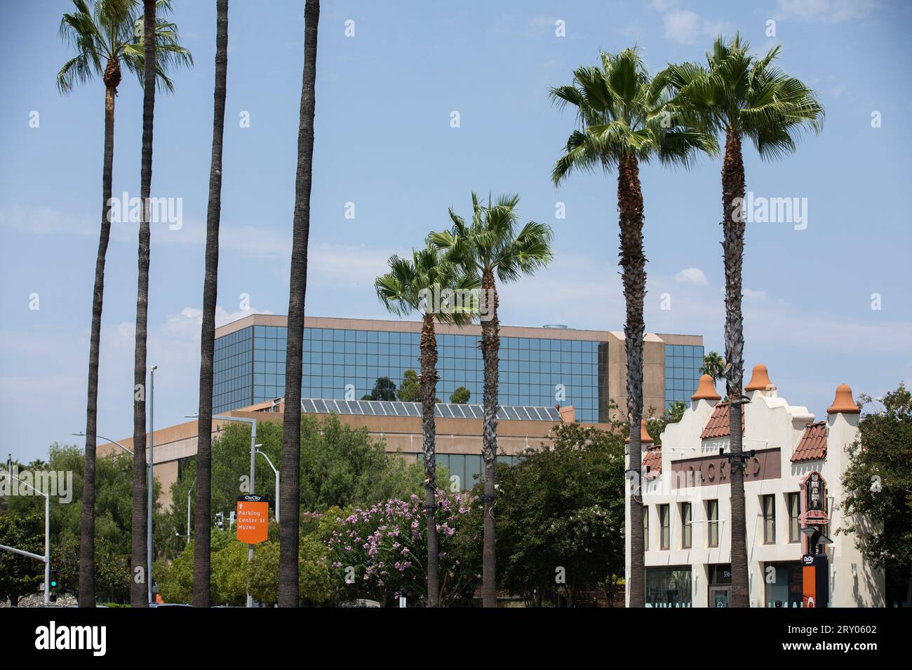 Anaheim, California, USA - 15 agosto 2021: La luce del pomeriggio splende sul corridoio storico del centro di Anaheim. Foto Stock