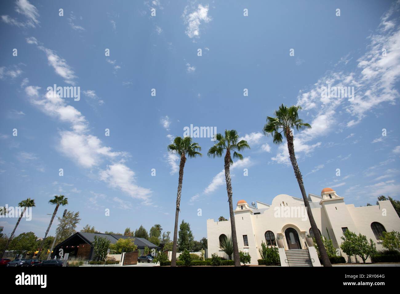 Anaheim, California, USA - 15 agosto 2021: La luce del pomeriggio splende sul corridoio storico del centro di Anaheim. Foto Stock