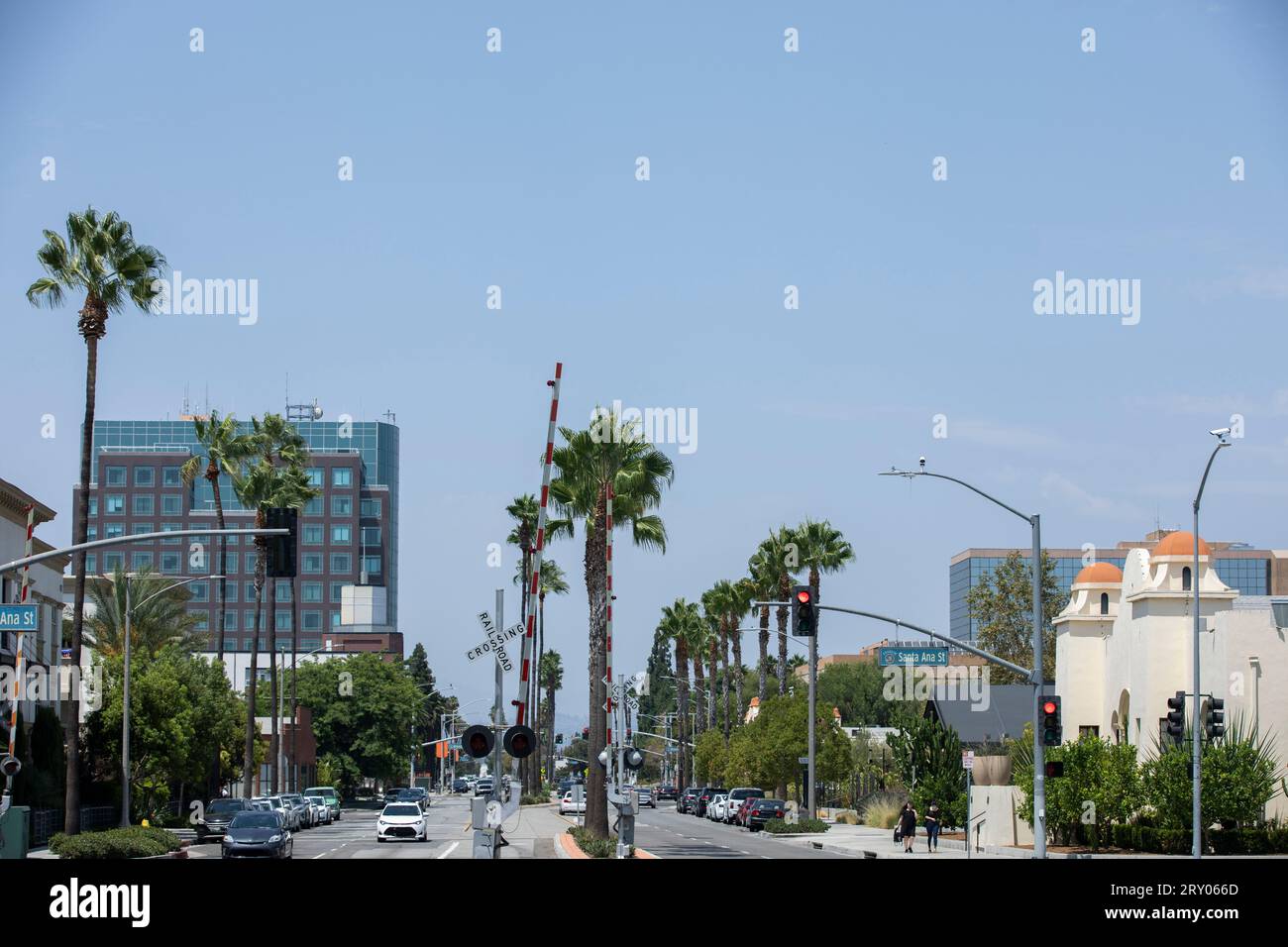 Anaheim, California, USA - 15 agosto 2021: La luce del pomeriggio splende sul corridoio storico del centro di Anaheim. Foto Stock