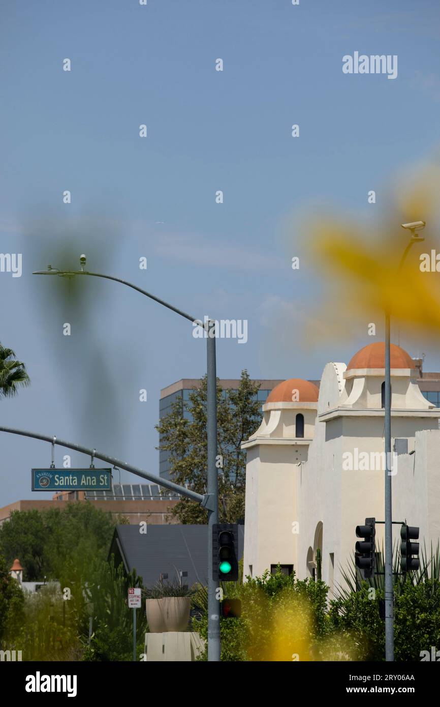 Anaheim, California, USA - 15 agosto 2021: La luce del pomeriggio splende sul corridoio storico del centro di Anaheim. Foto Stock