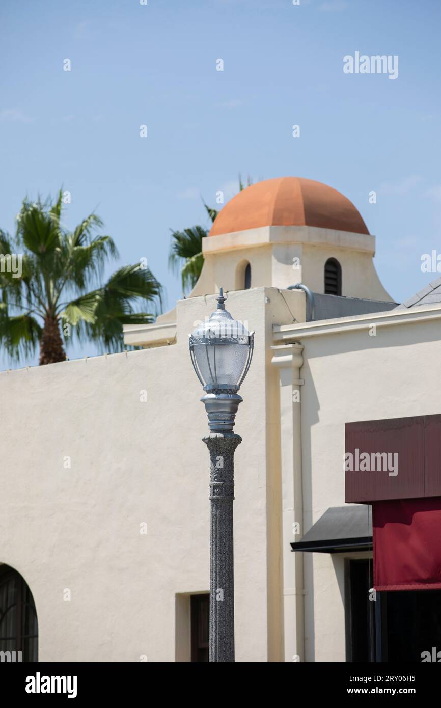 Anaheim, California, USA - 15 agosto 2021: La luce del pomeriggio splende sul corridoio storico del centro di Anaheim. Foto Stock