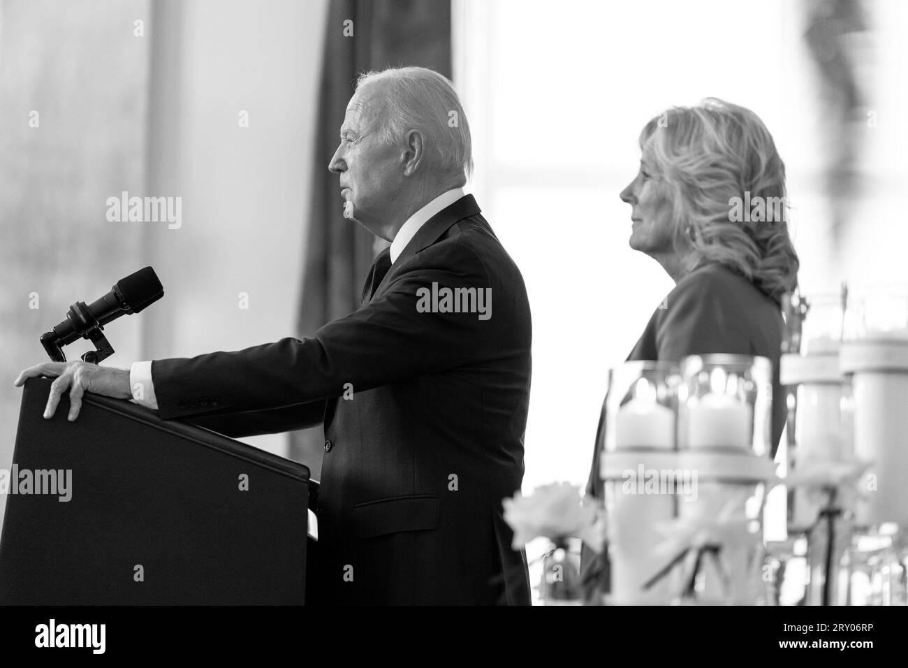 24 maggio 2023 - Washington, Distretto di Columbia, Stati Uniti - il presidente Joe Biden, a cui si aggiunge la First Lady Jill Biden, fa commenti sul 1° anniversario delle riprese della Robb Elementary School a Uvalde, Texas, mercoledì 24 maggio 2023, sulla grande scalinata della Casa Bianca. (Immagine di credito: © Erin Scott/Casa Bianca/ZUMA Press Wire) SOLO USO EDITORIALE! Non per USO commerciale! Foto Stock