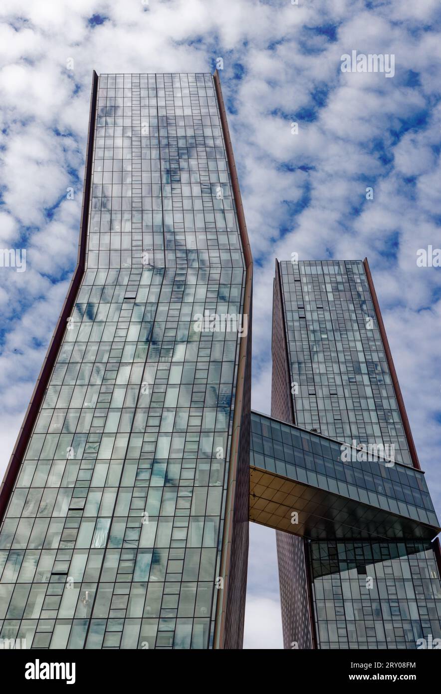 Il Copper è una coppia di torri residenziali rivestite in rame in centro a Manhattan affacciate sull'East River in East 35th Street. Foto Stock