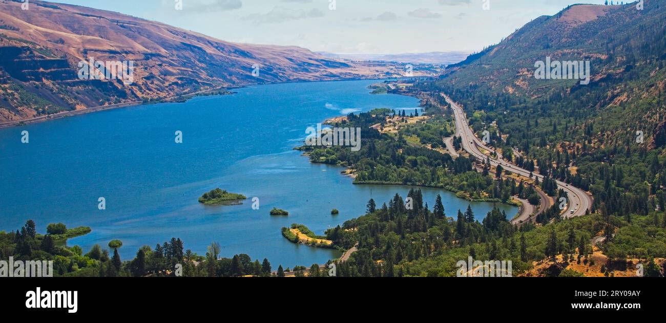 Il fiume Columbia con l'interstate 84 che si snoda lungo il lato visto da Rowenas Crest in Oregon. Foto Stock