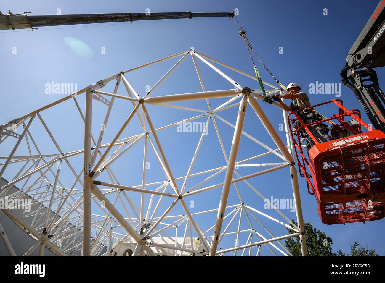 26 settembre 2023, Sassonia, Schkeuditz: Heiko Köppe (anteriore) e Fabrice Sander della mtex antenna Technology GmbH assemblano il prototipo di un'antenna parabolica da 18 metri come parte di quello che sarà il più grande radiotelescopio del mondo. Il Very Large Array (VLA) nello stato americano del nuovo Messico risale agli anni '1970 e ora deve essere sostituito dalla prossima generazione (ngVLA). Al posto delle attuali 28 antenne, 244 di queste antenne da 18 metri saranno ubicate nel nuovo Messico e in altri stati degli Stati Uniti in futuro. L'aggiornamento espanderà in modo significativo le funzionalità del sistema attuale e aumenterà la freque Foto Stock