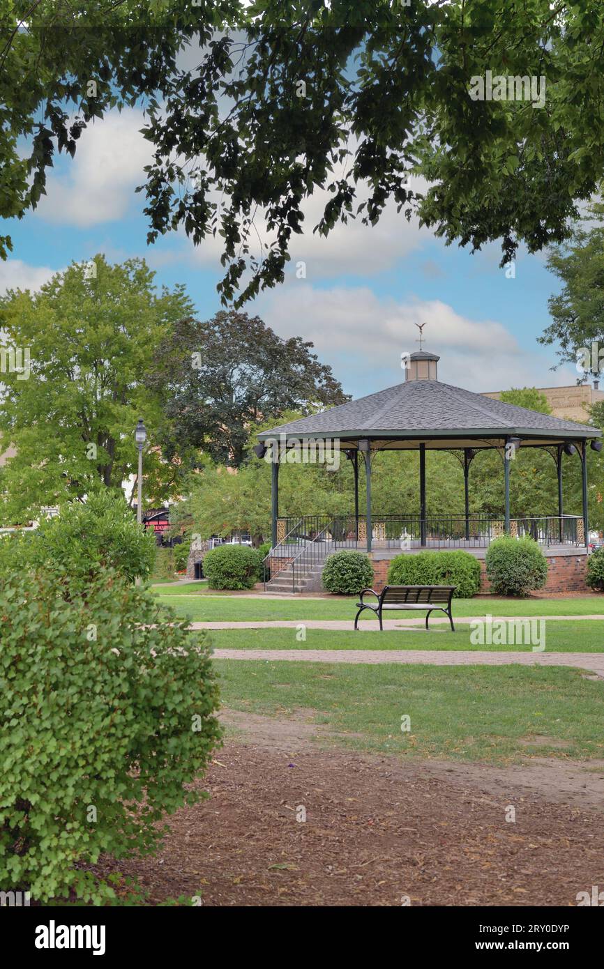 Woodstock, Illinois, USA. Un gazebo nel parco che forma il centro della piazza della città. Foto Stock
