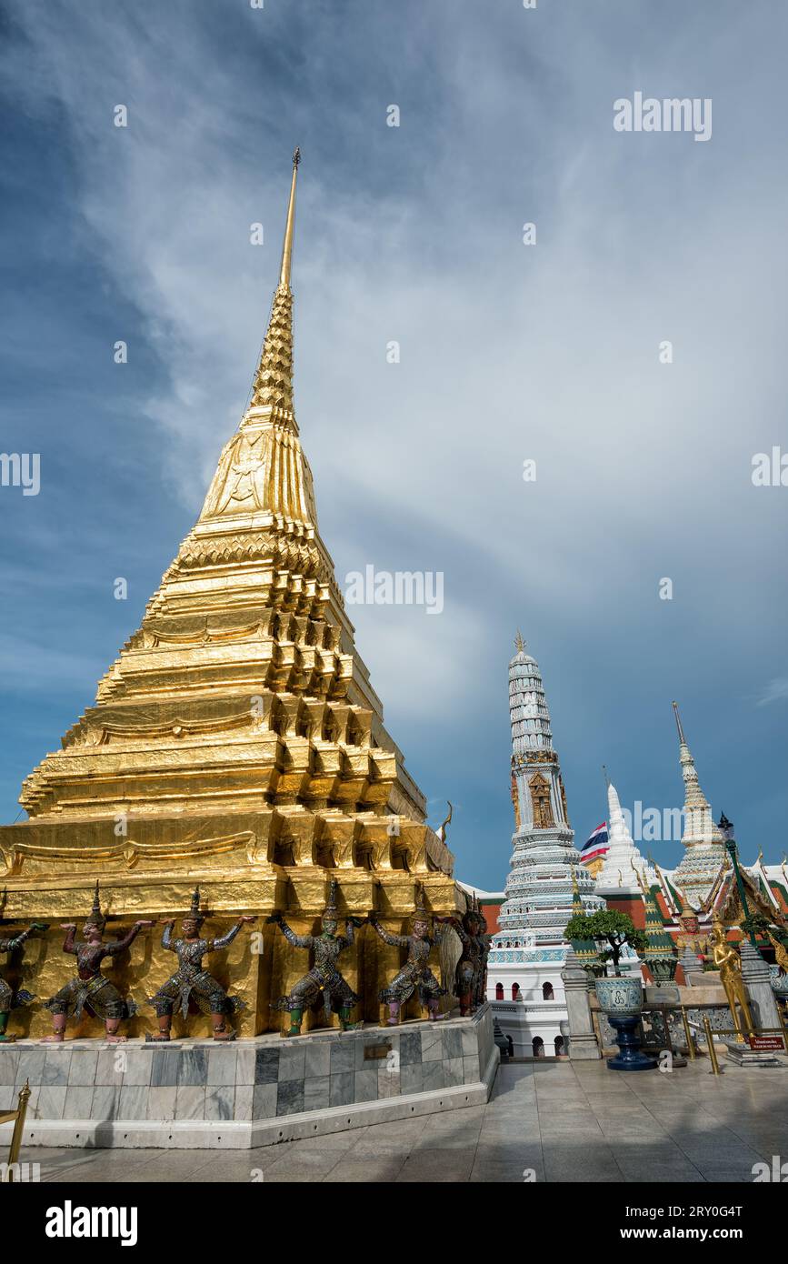 Wat Phra Kaew o Tempio del Buddha di Smeraldo nella Grand Place, Bangkok, Thailandia - Wat Phra Kaew o Tempio del Buddha di Smeraldo un punto di riferimento turistico a Bangkok Thaila Foto Stock