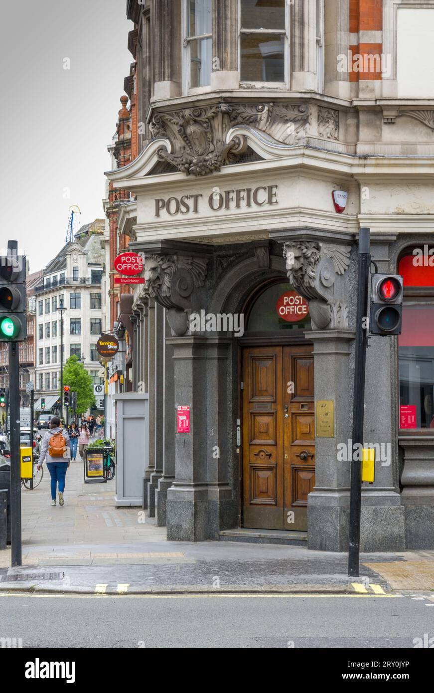 Londra, Regno Unito - 11 maggio 2023: Segnaletica esterna della filiale di Un ufficio postale a Londra. L'ufficio postale è una società pubblica del Department for Business and Foto Stock
