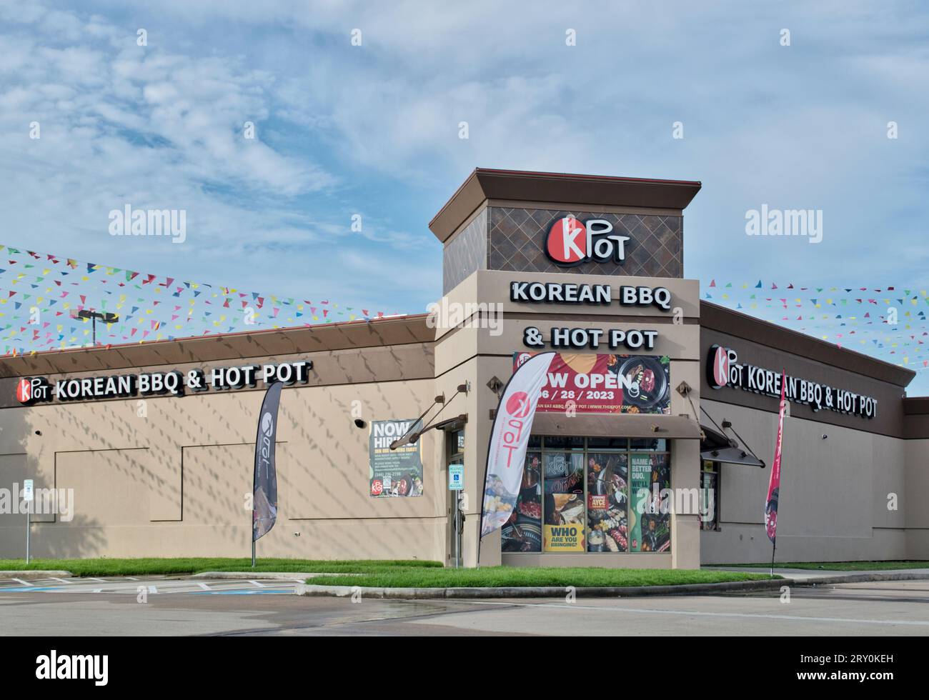 Houston, Texas USA 07-04-2023: Esterno del negozio KPOT Korean BBQ e Hot Pot a Houston, Texas. Catena di ristoranti di cucina nazionale coreana. Foto Stock