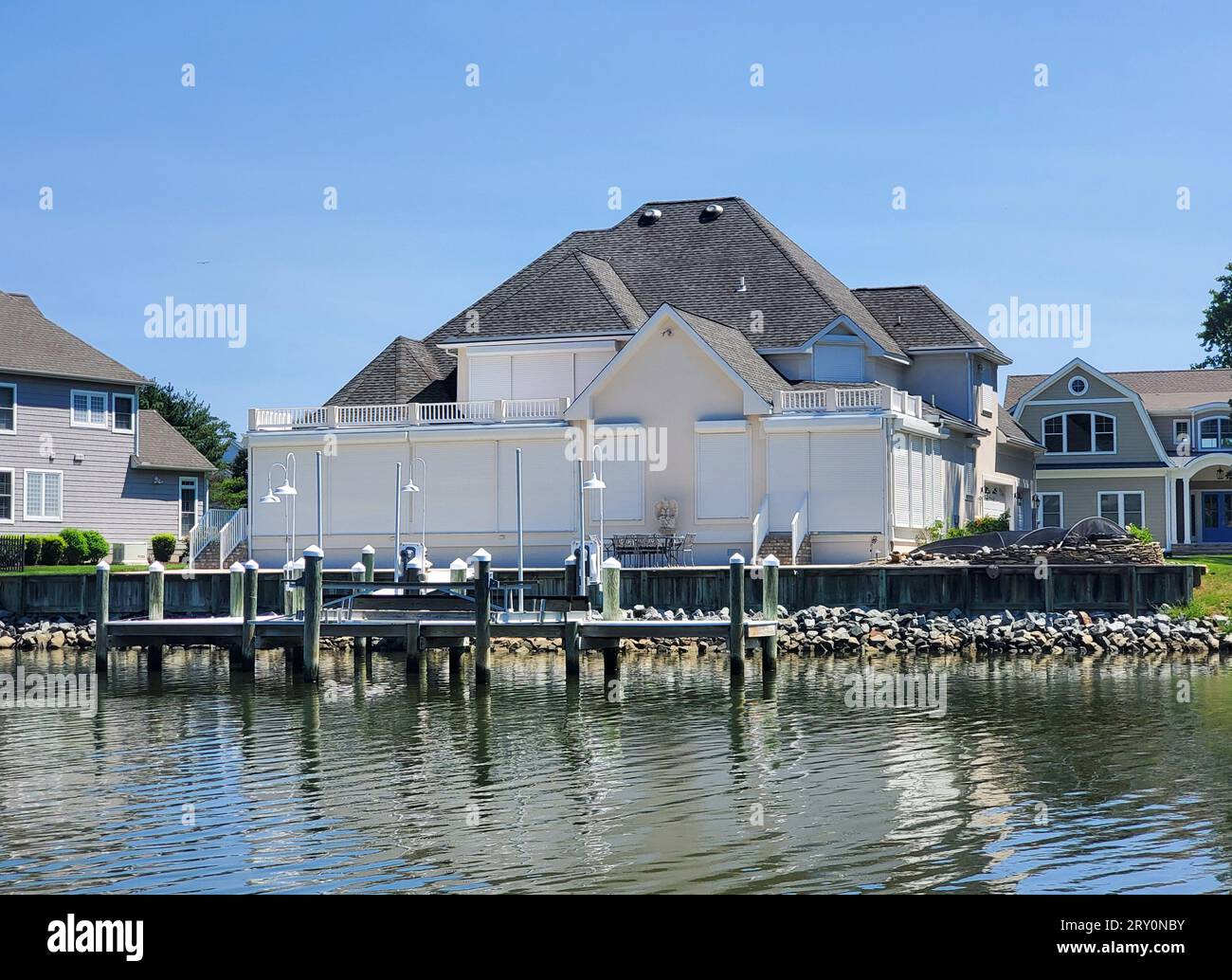 Una casa con finestre coperte da persiane uragane vicino a Rehoboth Beach, Delaware, U.S.A Foto Stock