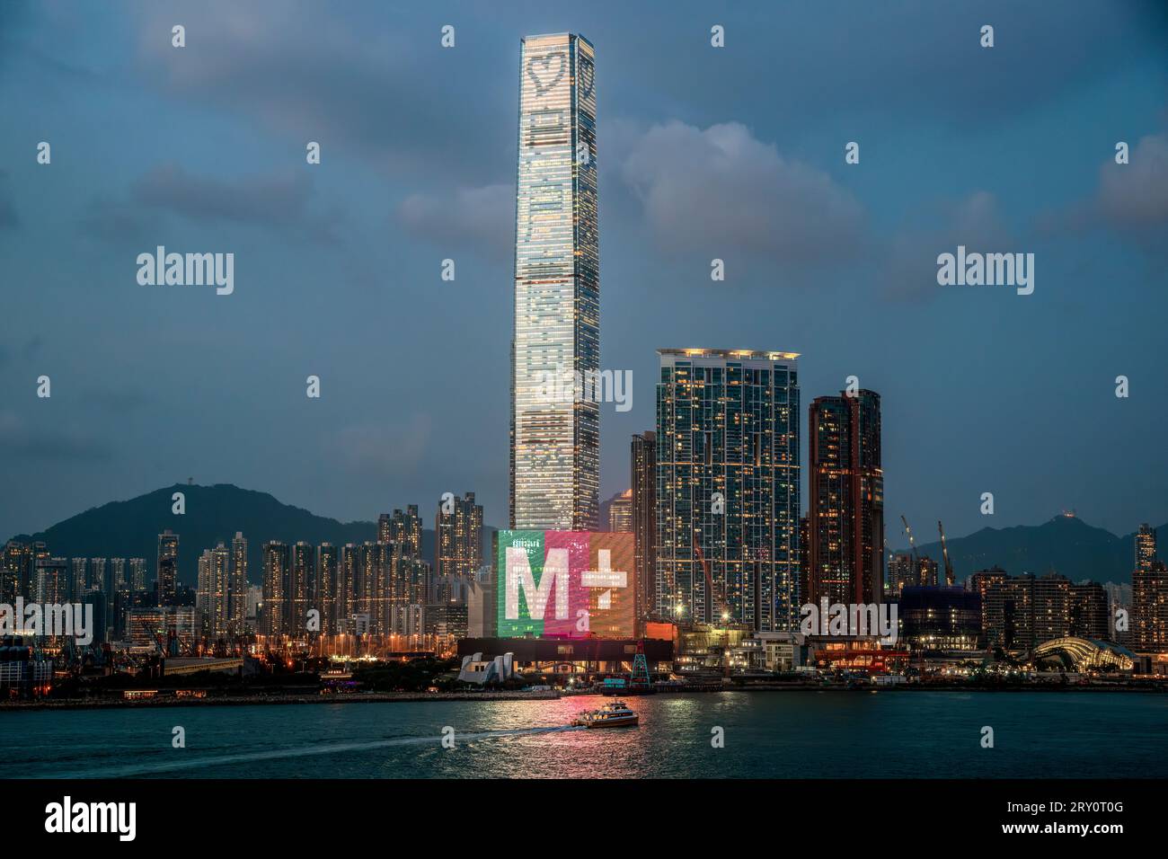 L'ICC International Commerce Centre e il nuovissimo museo M+ di cultura visiva di Hong Kong, Victoria Harbour, Hong Kong, Cina. Foto Stock