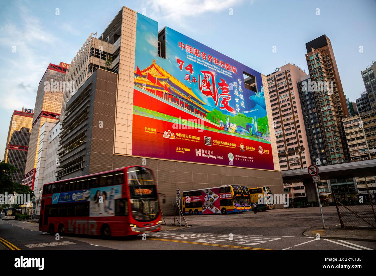 Uno striscione che copre il lato di un grande edificio nel centro della città per celebrare il 74° anniversario della giornata Nazionale della Cina, Hong Kong, Cina. Foto Stock