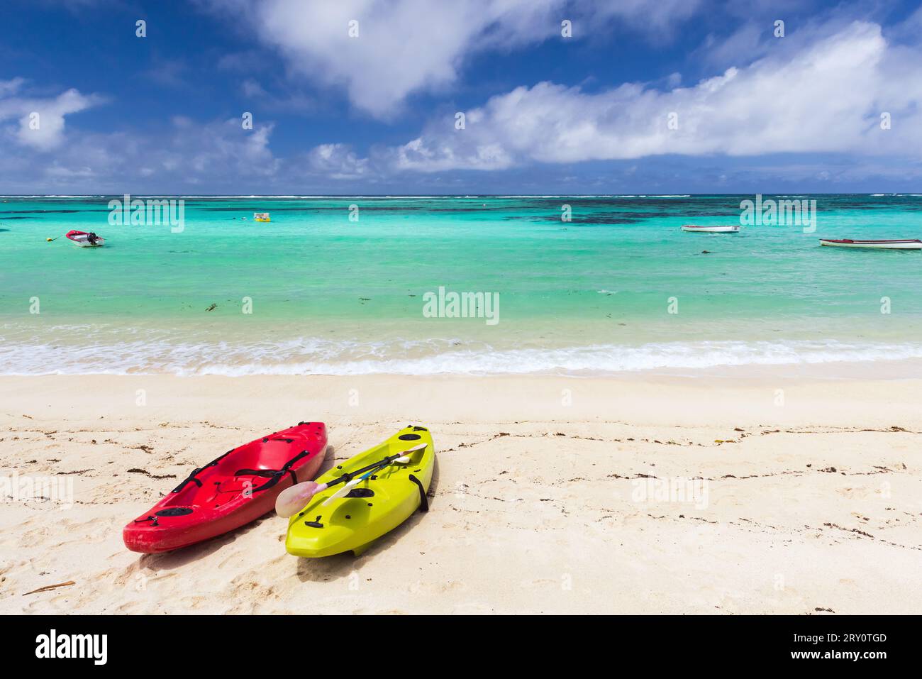 Paesaggio delle Seychelles con colorati kayak di plastica in una giornata di sole Foto Stock