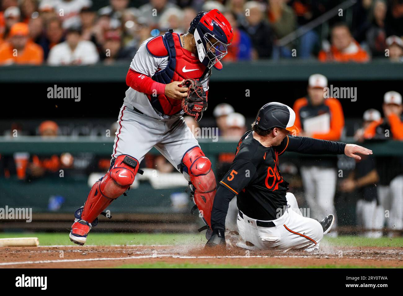 Il ricevitore dei Washington Nationals Keibert Ruiz (20) tagga il tabellone per una forza sul ricevitore dei Baltimore Orioles Adley Rutschman (35) nel quinto inning d Foto Stock