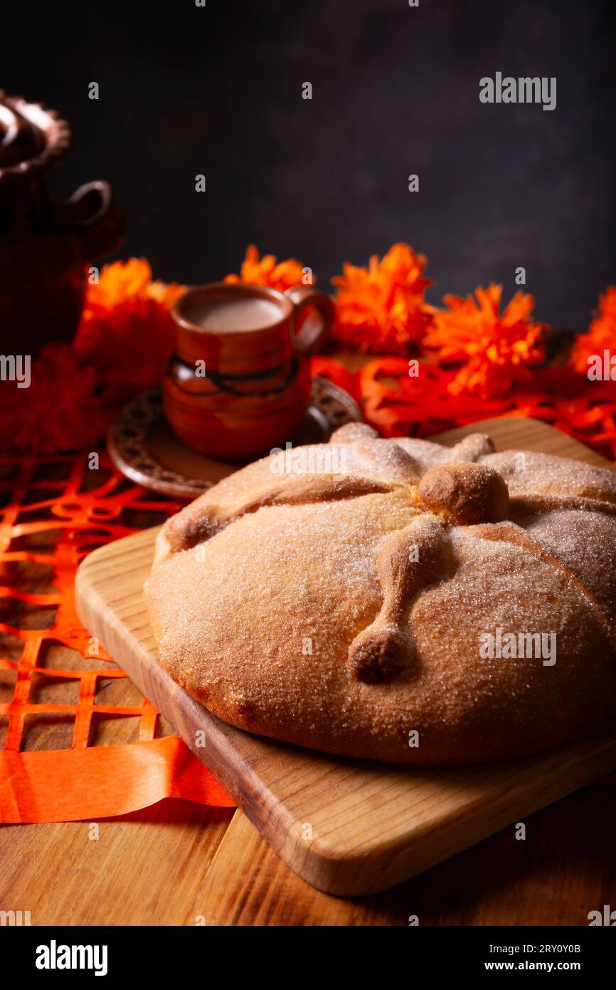 Pan de Muerto. Tipico pane dolce messicano che viene consumato nella stagione del giorno dei morti. È un elemento principale negli altari e nelle offerte in Foto Stock