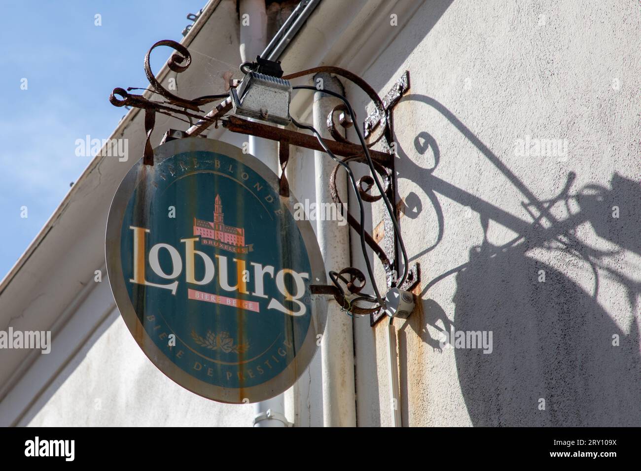 Bordeaux , Francia - 09 12 2023: Logo della birra Loburg pils, marchio e cartello sulla facciata sul muro del bar del ristorante Foto Stock