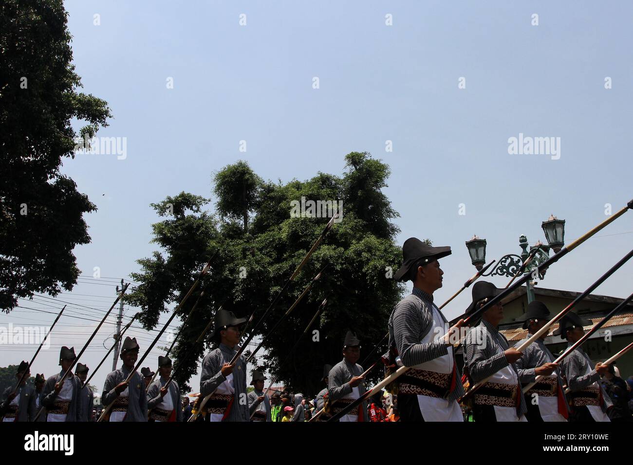 28 settembre 2023, Yogyakarta, regione speciale di Yogyakarta, Indonesia: I soldati del palazzo Kraton partecipano alla cerimonia di Grebeg Maulud, per commemorare il compleanno del profeta Maometto VISTO alla grande Moschea di Kauman, Yogyakarta. (Immagine di credito: © Angga Budhiyanto/ZUMA Press Wire) SOLO USO EDITORIALE! Non per USO commerciale! Crediti: ZUMA Press, Inc./Alamy Live News Foto Stock