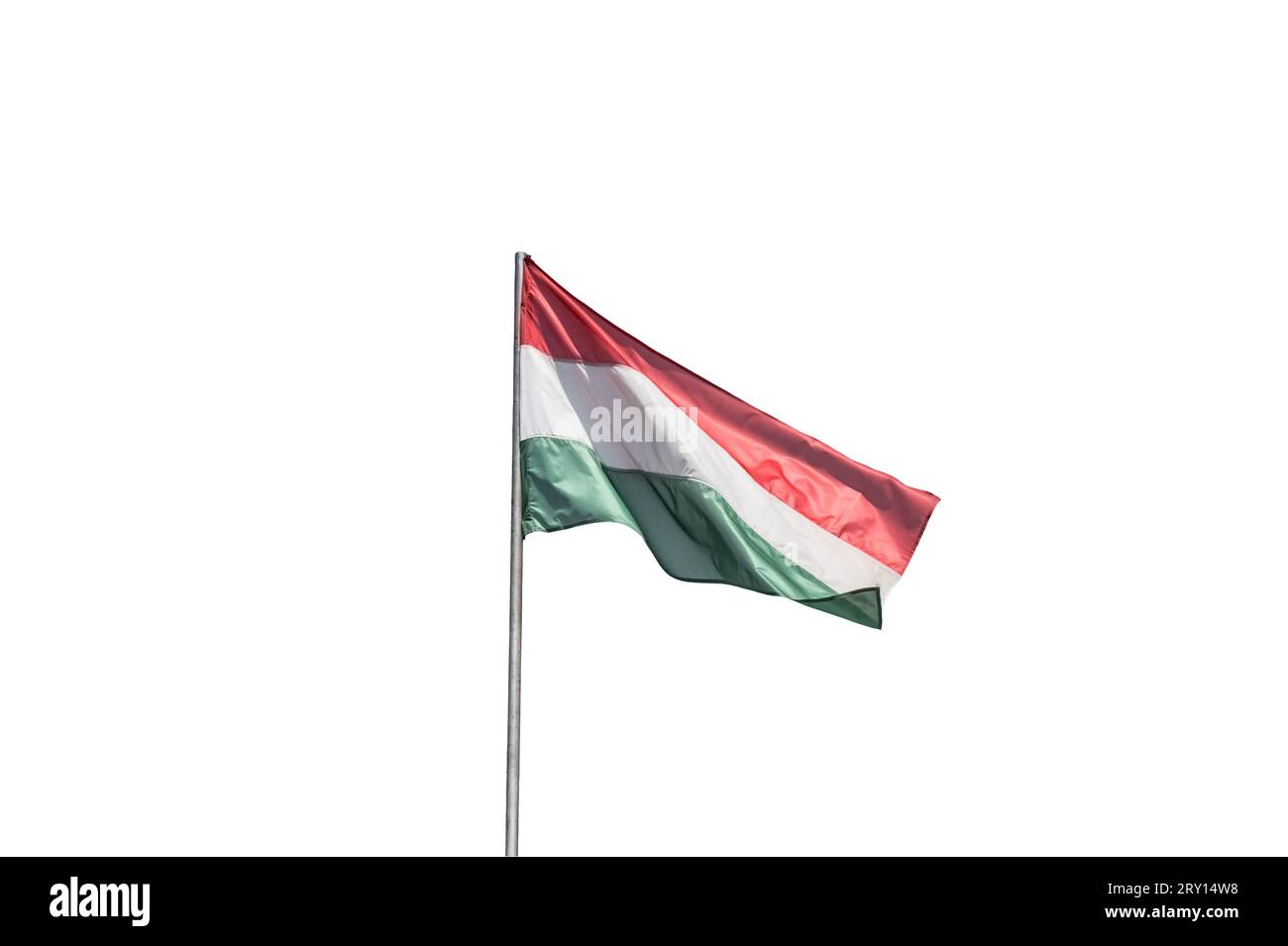Vista la bandiera ungherese che ondeggia con un cielo nuvoloso sullo sfondo Foto Stock