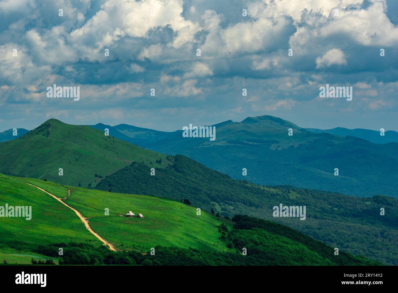 una passeggiata tra le montagne, splendidi paesaggi trasparenti Foto Stock