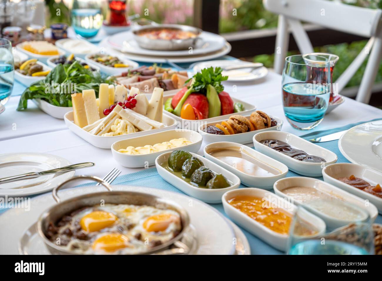 Turca tradizionale Colazione La colazione è servita con un tradizionale tè turco sul tavolo di legno Foto Stock
