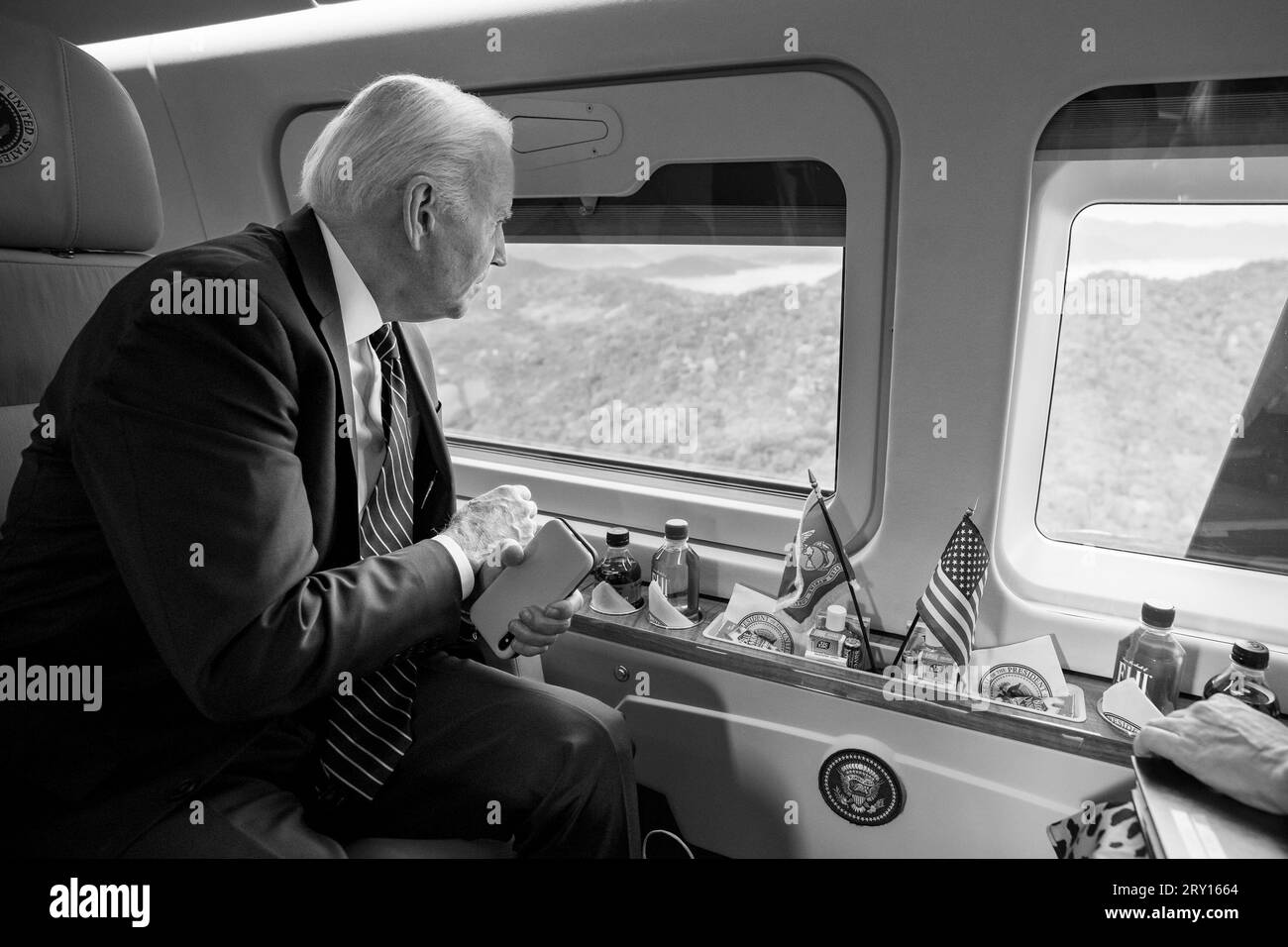 19 maggio 2023 - Giappone - il presidente Joe Biden viaggia a bordo del Marine One dalla zona di sbarco dell'eliporto di Hiroshima a Hiroshima, Giappone, venerdì 19 maggio 2023, lungo il tragitto verso l'isola di Miyajima per visitare il santuario di Itsukushima e partecipare a una cena di lavoro con i leader del G7. (Immagine di credito: © Adam Schultz/Casa Bianca/ZUMA Press Wire) SOLO USO EDITORIALE! Non per USO commerciale! Foto Stock